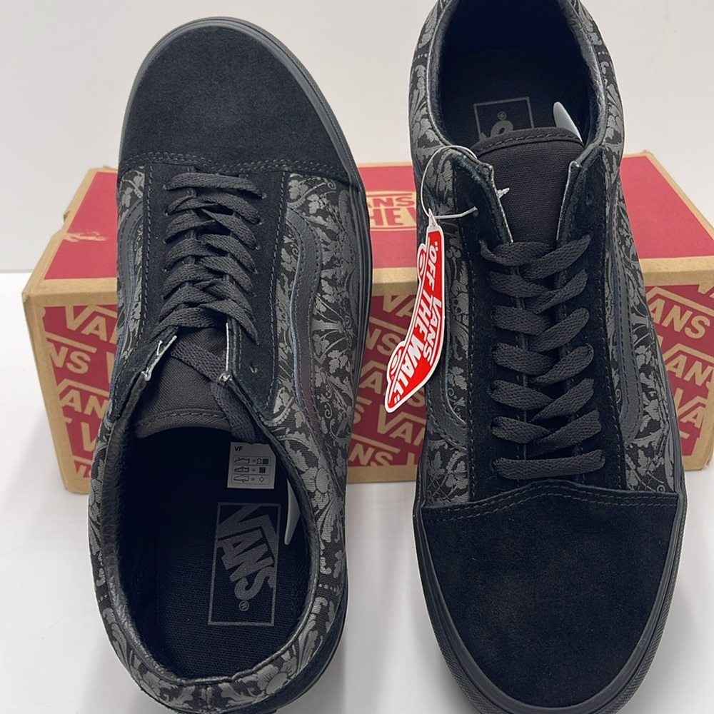 Vans WMNS Black and Gray Patterned Sneakers Old Skool
Skull Tapestry Raven/Black - Picture 12 of 15